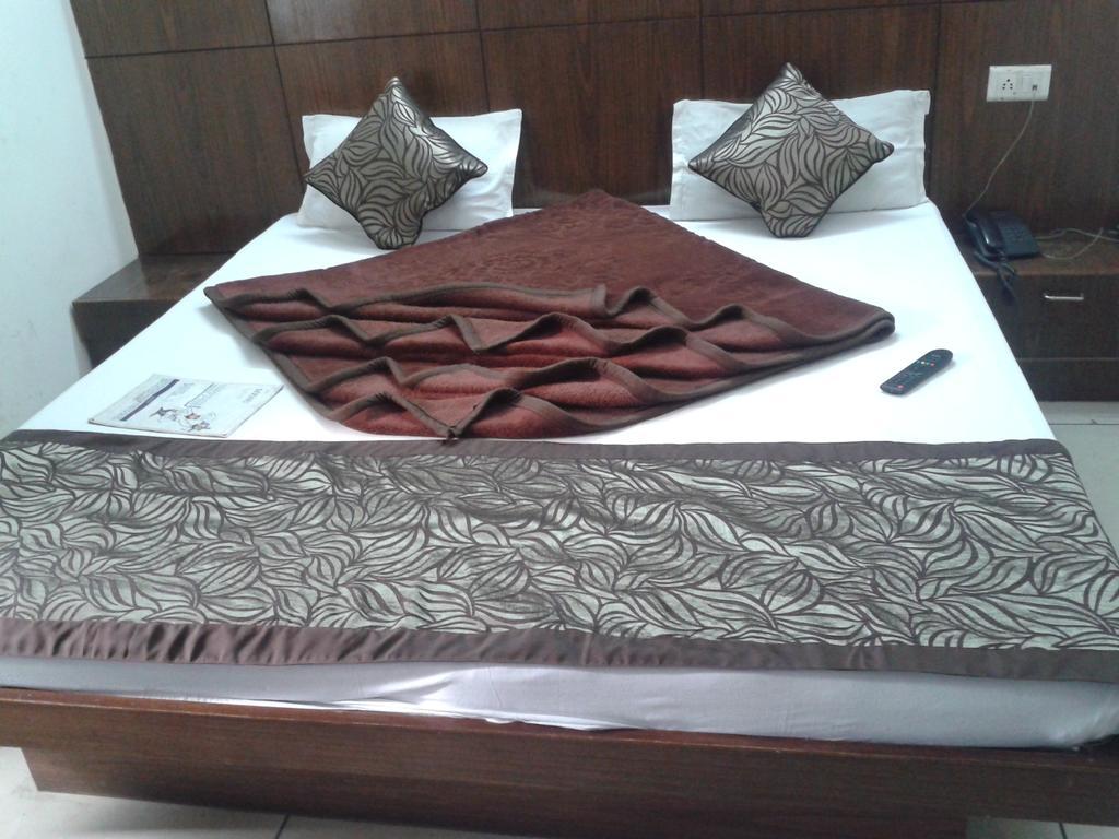 Hotel Surya Plaza Nueva Delhi Exterior foto