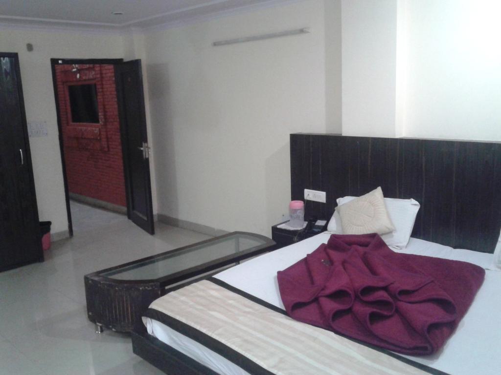 Hotel Surya Plaza Nueva Delhi Exterior foto