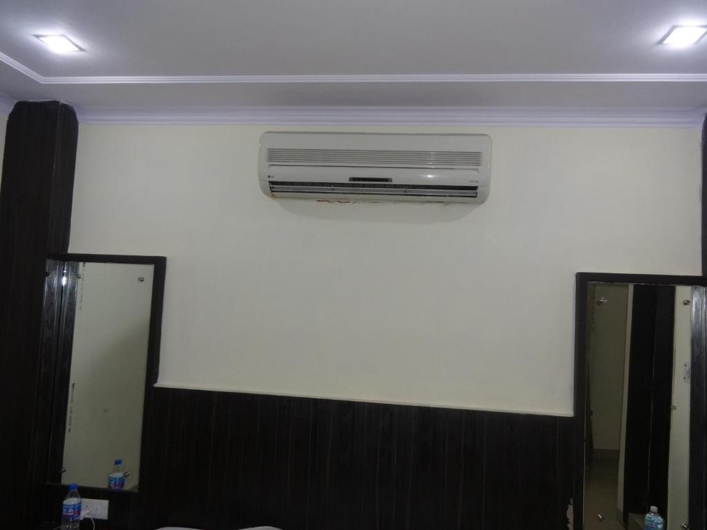 Hotel Surya Plaza Nueva Delhi Exterior foto
